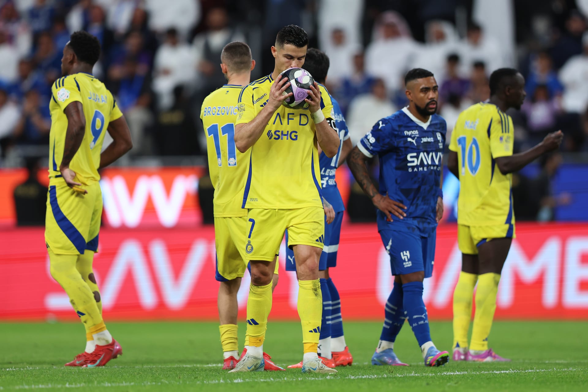 قمة نارية في الدوري السعودي.. النصر والهلال وجها لوجه في صراع الصدارة