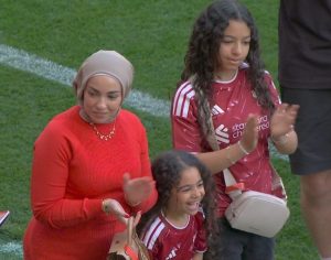زوجة وبنات محمد صلاح يساندونه في ليلة الوداع الأخيرة مع الريدز
